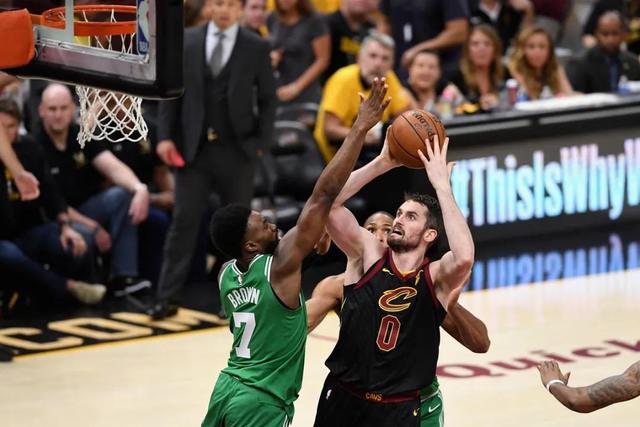 詹姆斯再砍30分超乔丹 湖人擒老鹰升至西部第4